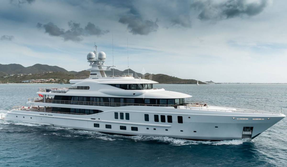 Mark Scheinberg llega a Ibiza con su yate Synthesis