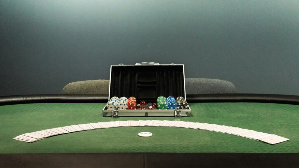 Pokeripöytä ja kortit