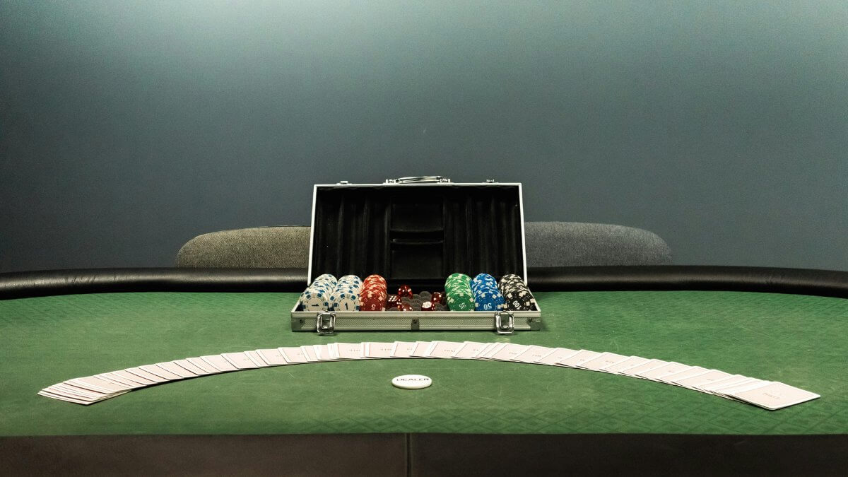 Pokeripöytä ja kortit