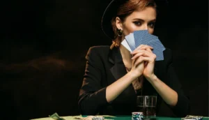 Nainen pelaamassa pokeria