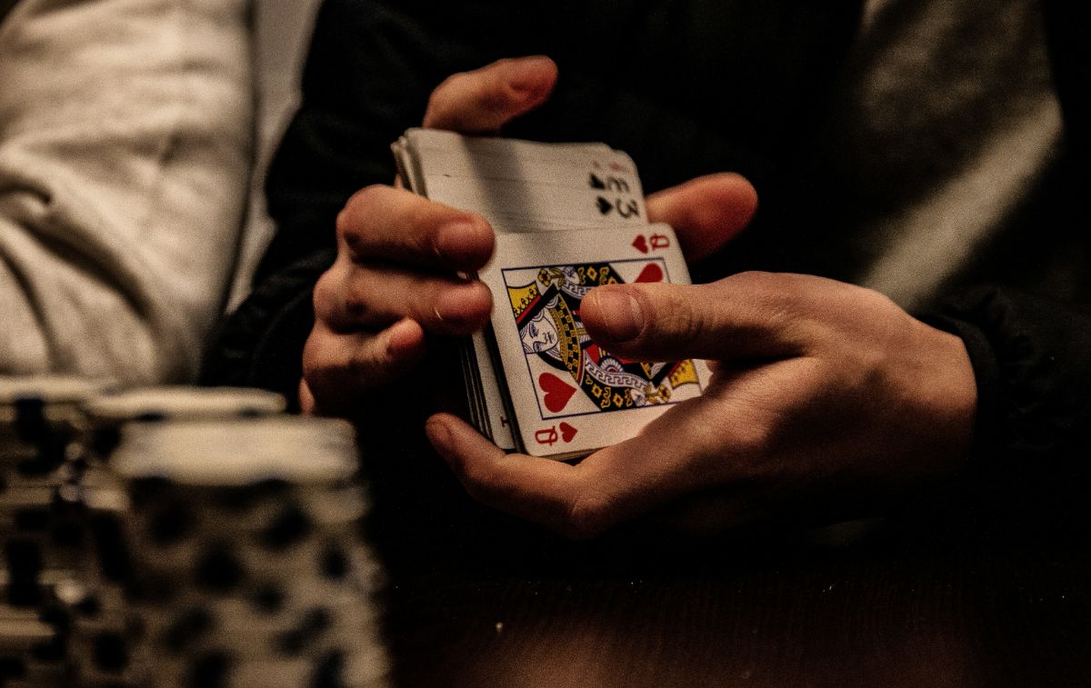 Distribution de cartes lors d’un tournoi du Barrière Poker Tour 2025