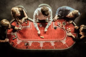 Joueurs de poker en cash game assis autour d’une table, illustrant le nouveau système Seatfinder de PokerStars