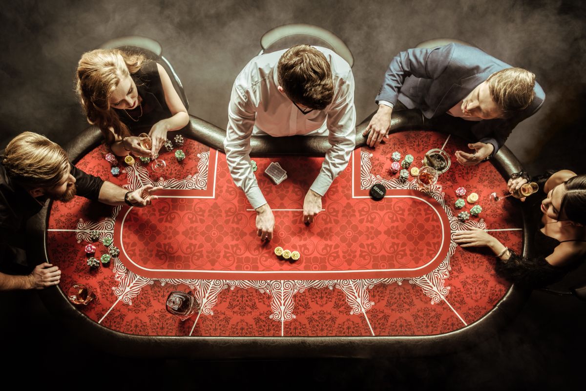Joueurs de poker en cash game assis autour d’une table, illustrant le nouveau système Seatfinder de PokerStars