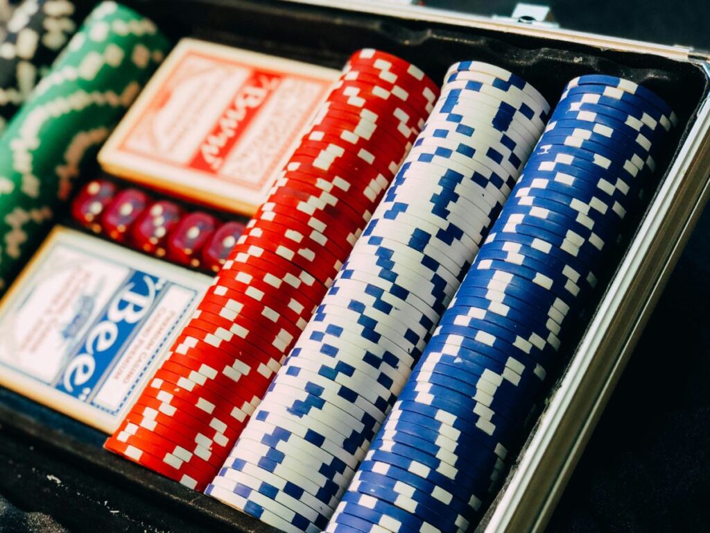 Jetons de poker et cartes dans une mallette pour le tournoi National Heads Up Poker Championship