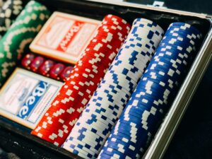 Jetons de poker et cartes dans une mallette pour le tournoi National Heads Up Poker Championship