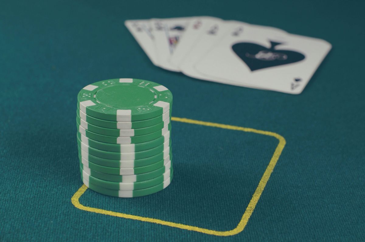 Jetons de poker et cartes lors du $102,000 NLH Invitational Onyx Super High Roller Series