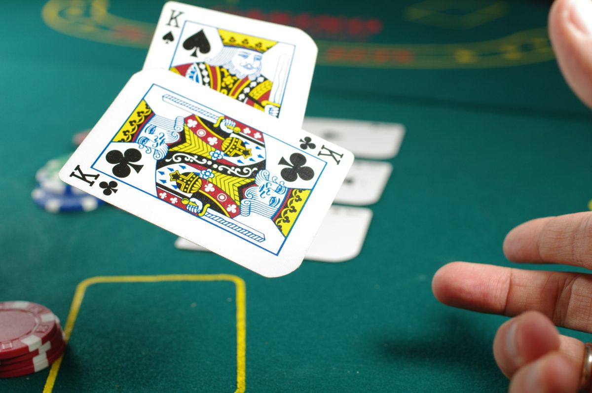 Main de poker avec deux rois sur une table de casino aux tournois Winamax Series
