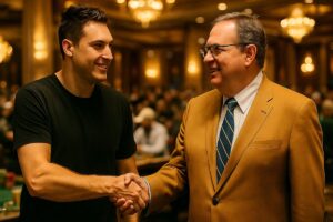 Doug Polk serre la main d’un représentant de ClubWPT Gold dans un casino, avec des tables de poker en arrière-plan