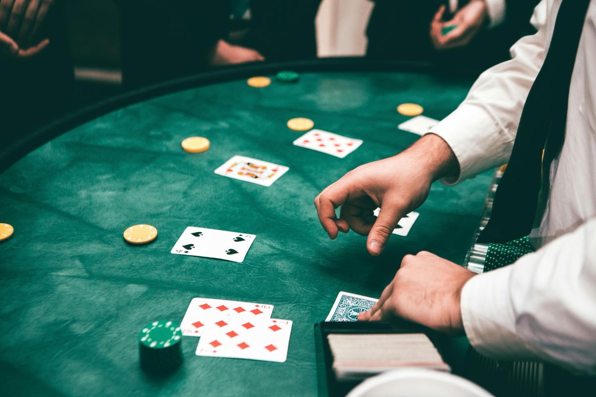 Table de poker au Grand Casino Liechtenstein pendant le GCPS Master 2025 avec cartes et jetons en jeu