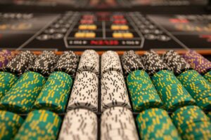 Jetons de poker alignés sur une table de casino lors de l’Onyx Super High Roller Series au Merit Royal Diamond Hotel à Chypre