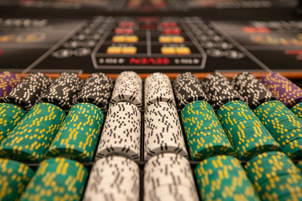Jetons de poker alignés sur une table de casino lors de l’Onyx Super High Roller Series au Merit Royal Diamond Hotel à Chypre