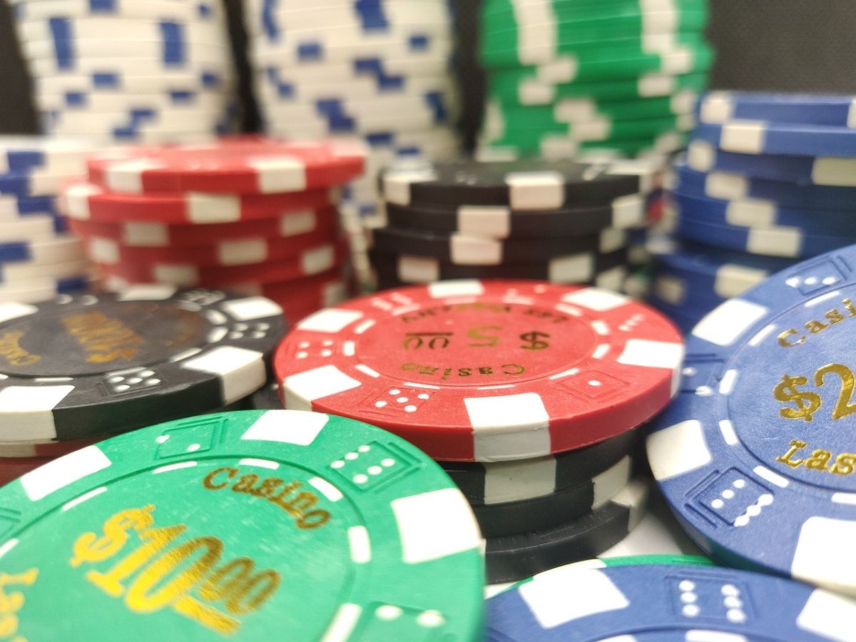 Jetons de poker empilés – lancement du Winamax Poker Tour 2026 à Toulouse