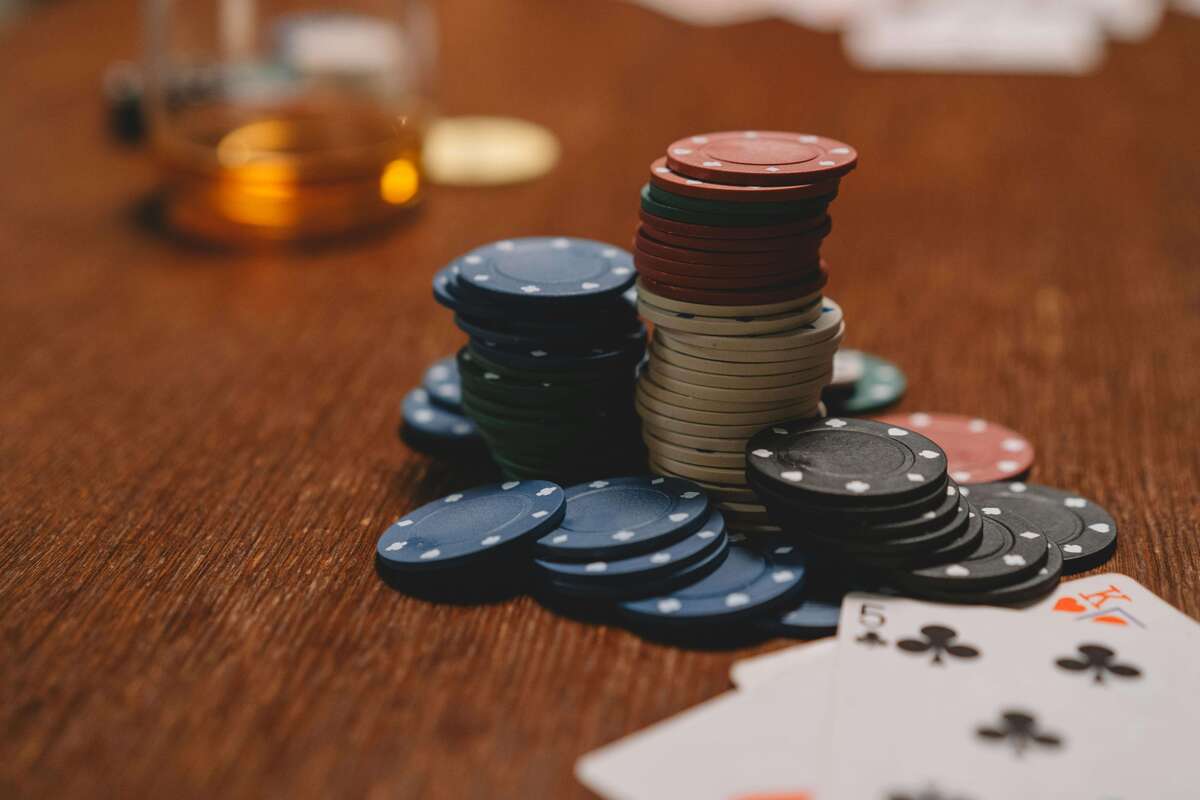 Jetons et cartes de poker
