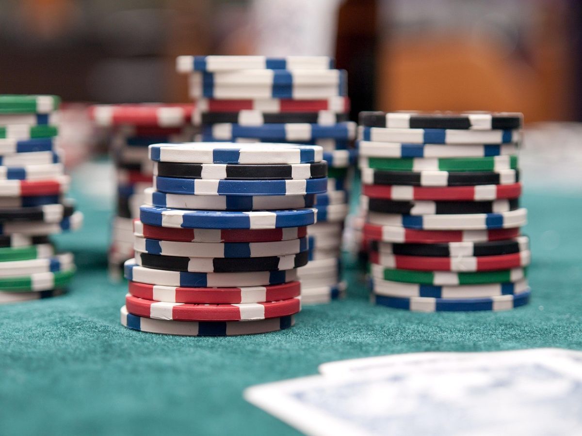 Jetons de poker sur une table de casino à l'EPT Malte