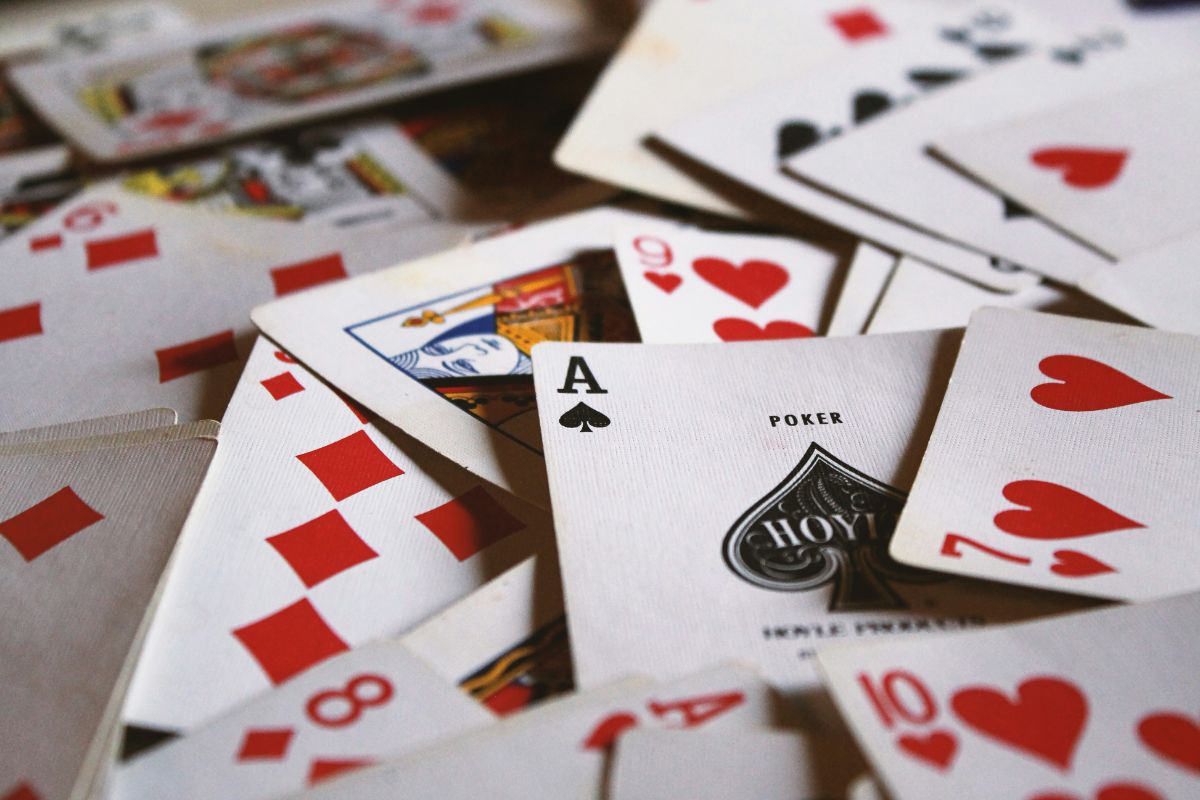 Cartes de poker étalées sur une table