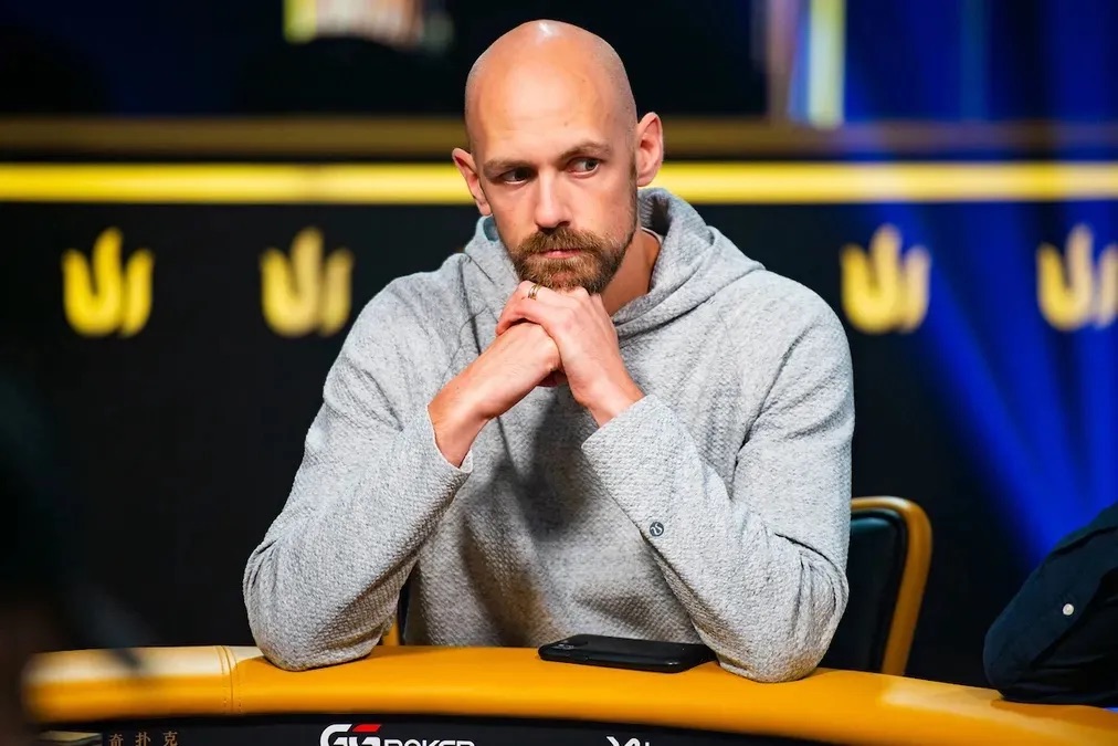 Andreas Froehli concentré à une table de poker, mains jointes sous le menton, pendant un tournoi du WSOP Circuit Marrakech 2026.