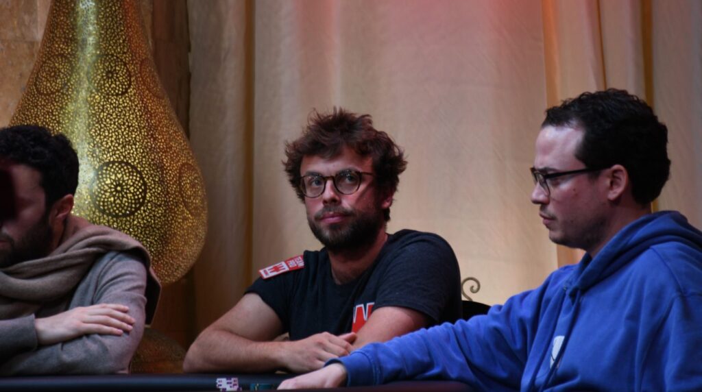 Romain Lewis concentré à la table lors du WSOP Circuit Marrakech 2026, en pleine partie de poker