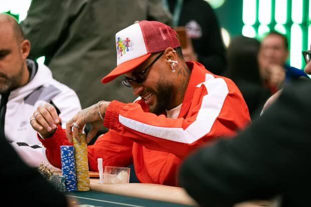 Santos - Absent sur le terrain, Neymar s'illustre à une table de poker à Rio