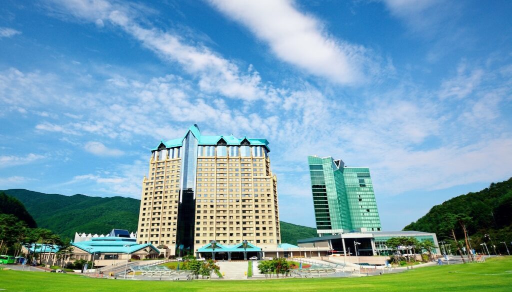 포커와 블랙잭 테이블의 최소 베팅금을 상향한 강원랜드
