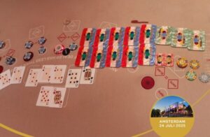 Casino tafel met kaartspellen en poker fiches