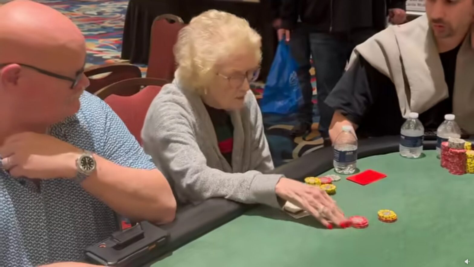 88-jarige casinobezoeker Linda Hammons tijdens een poker toernooi