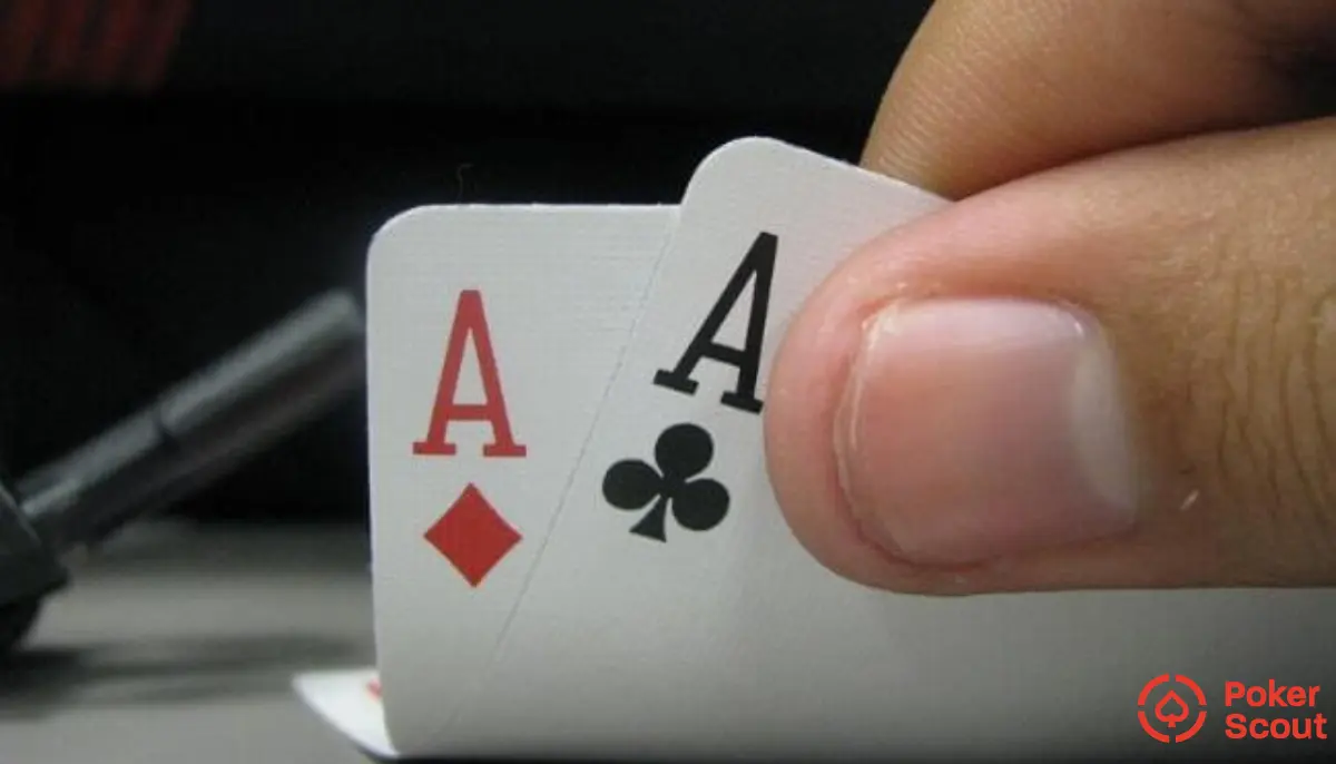 Hand visar par i ess