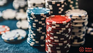 Bild på pokermarker på ett pokerbord