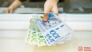 Hand sträcker fram svenska sedlar i form av en lotterivinst