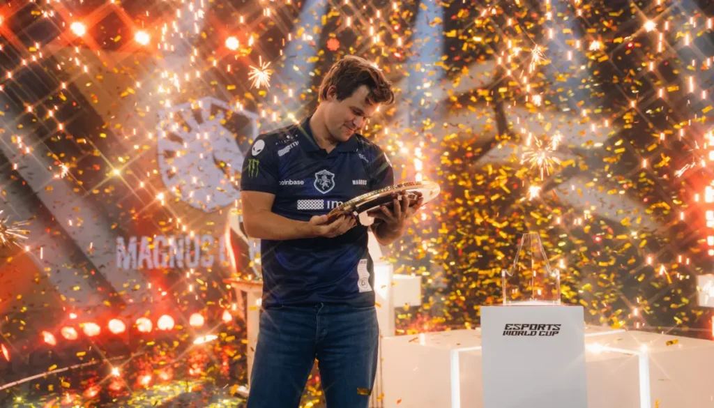 Magnus Carlsen på scen med pris för sin vinst i Esports World Cup 2025.
