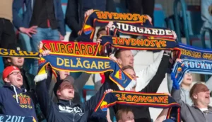 Djurgårdens supportrar på läktaren i SHL med halsdukar i klubbens färger