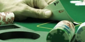 Ett pokerspel där en spelare kontrollerar sina kort