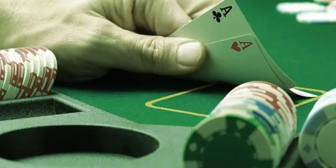 Ett pokerspel där en spelare kontrollerar sina kort