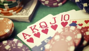 Bild på ett pokerbord med marker och kort