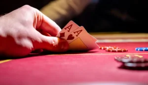 Bild på ett pokerbord med en hand som har par i ess