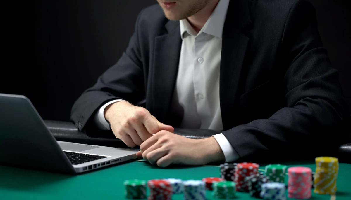 Bild på person som spelar poker online