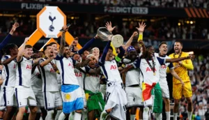 Bild på när Tottenham vinner Europa League 2025 och lyfter bucklan i Bilbao, Spanien