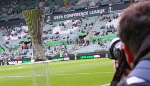 Bild på UEFA Conference League-pokalen