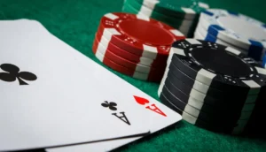 Bilden visar par i ess med marker på ett pokerbord