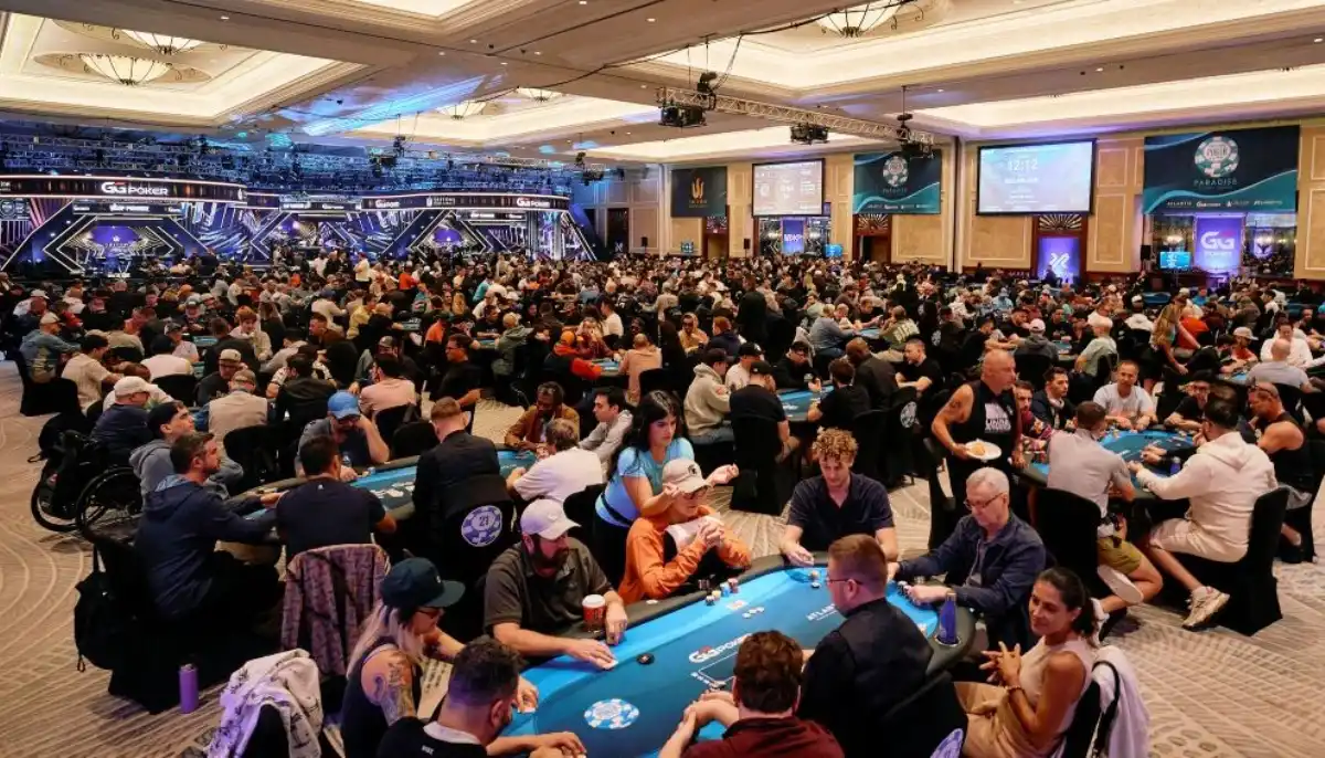 Fullsatt pokersal under WSOP Paradise Super Main Event 2025