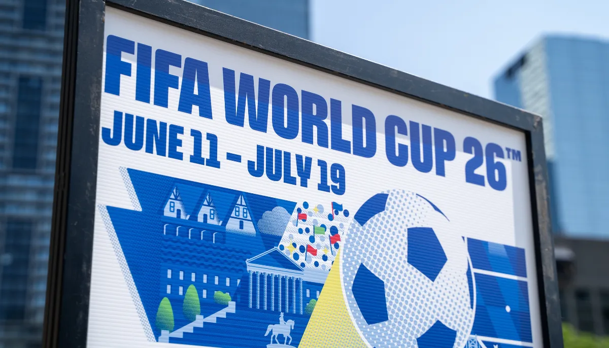FIFA World Cup 26 skylt i stadsmiljo med datum for fotbolls VM 2026
