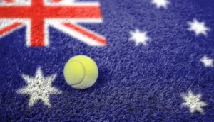 Bild på en tennisboll med Australiens flagga i bakgrunden