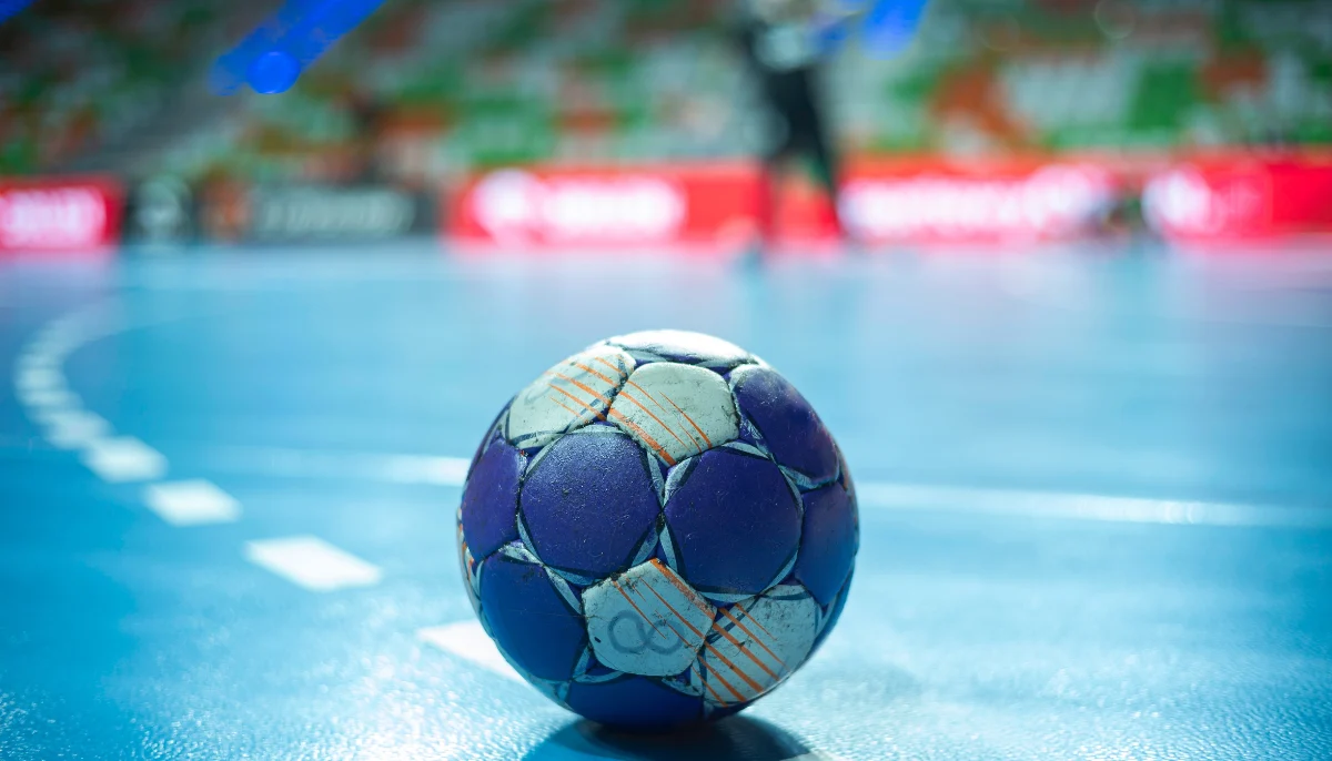 Bild på en handboll som ligger på en plan