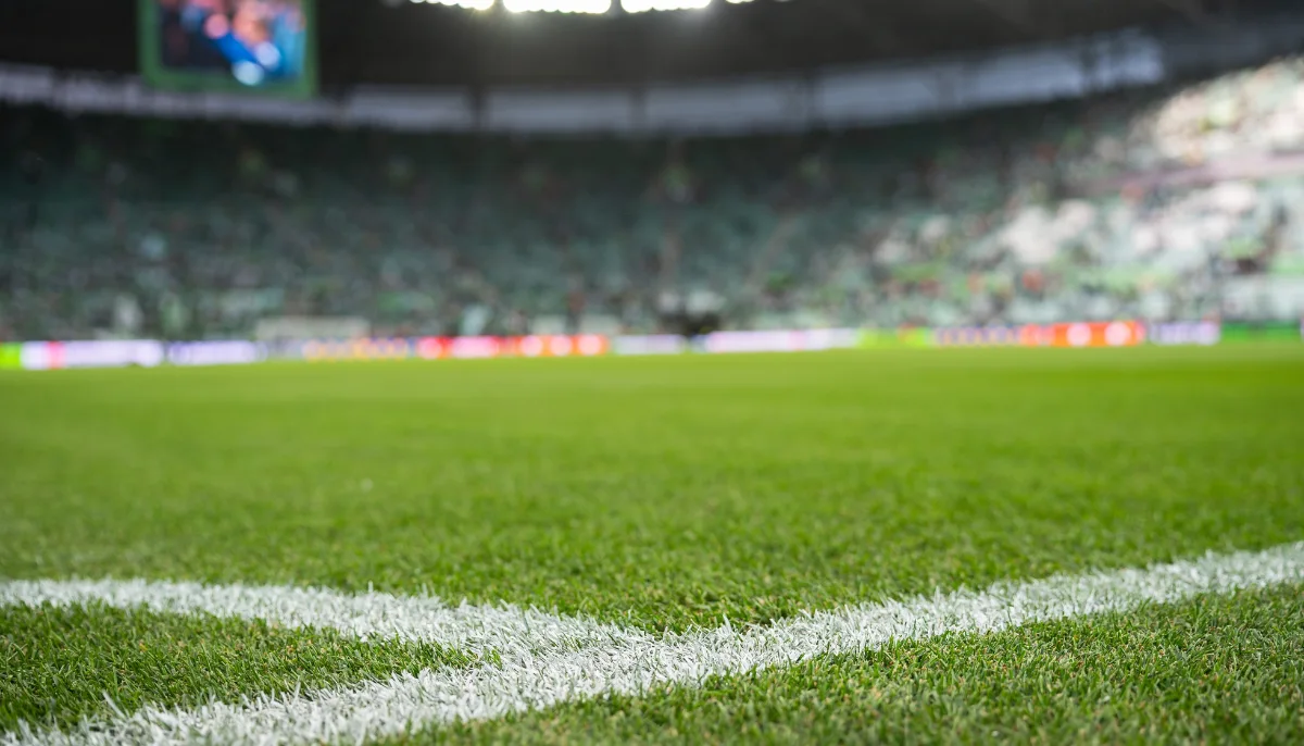 Bild på en fotbollsplan på en fotbollstadion