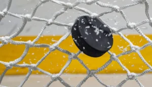 Bild på en ishockeypuck i mål