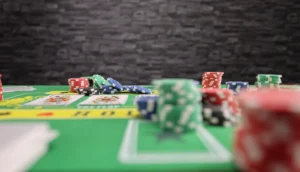 Bild på ett pokerbord med marker och kort