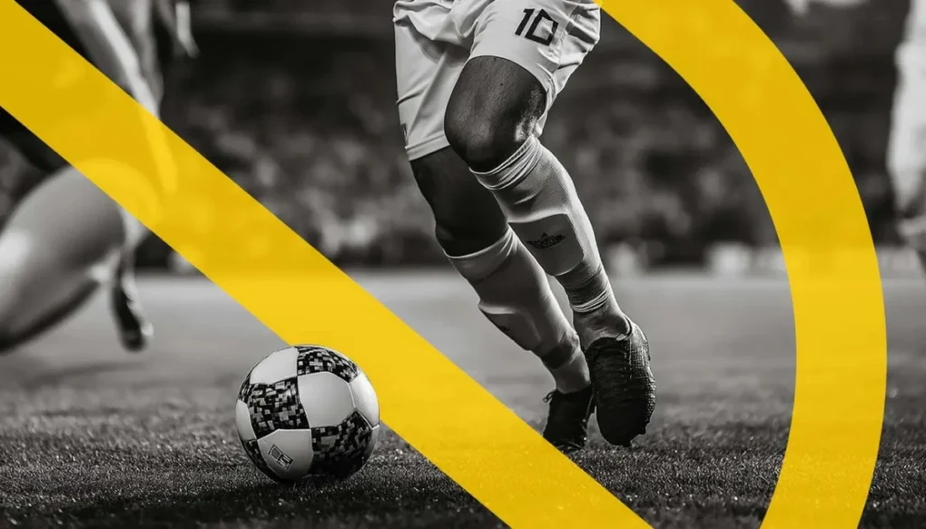 Fotbollsspelare med boll bakom en gul grafisk markering.