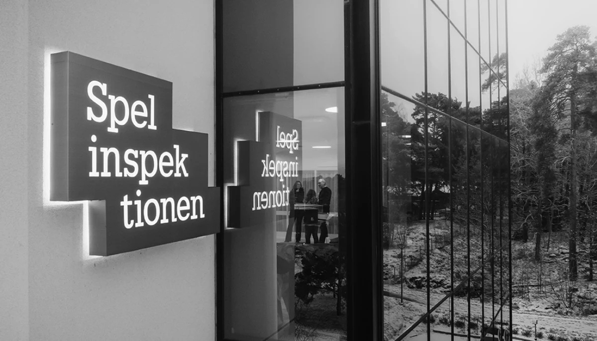Spelinspektionens logotyp på en vägg i myndighetens lokaler.