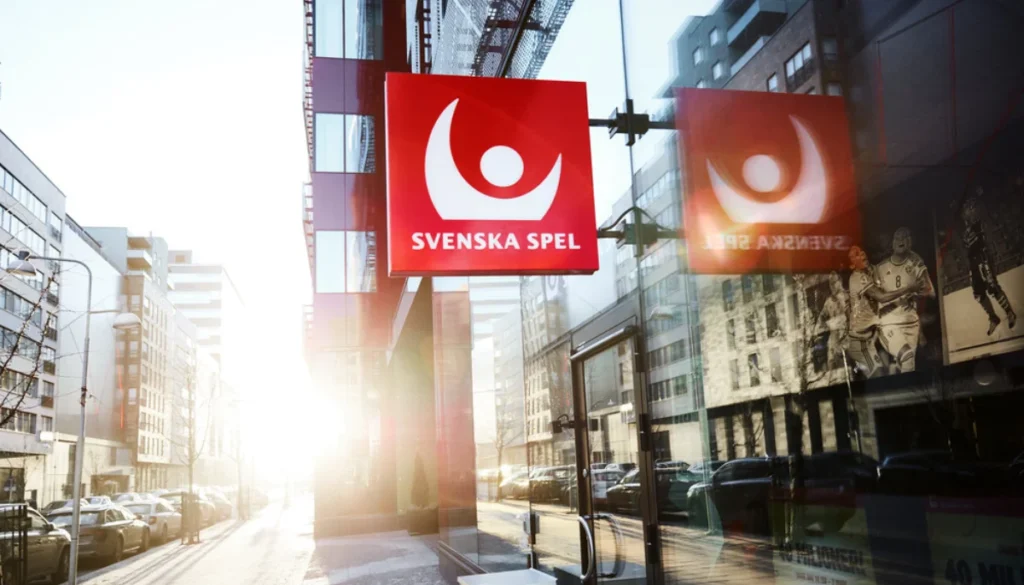 Svenska Spels röda skylt utanför bolagets kontor i stadsmiljö.