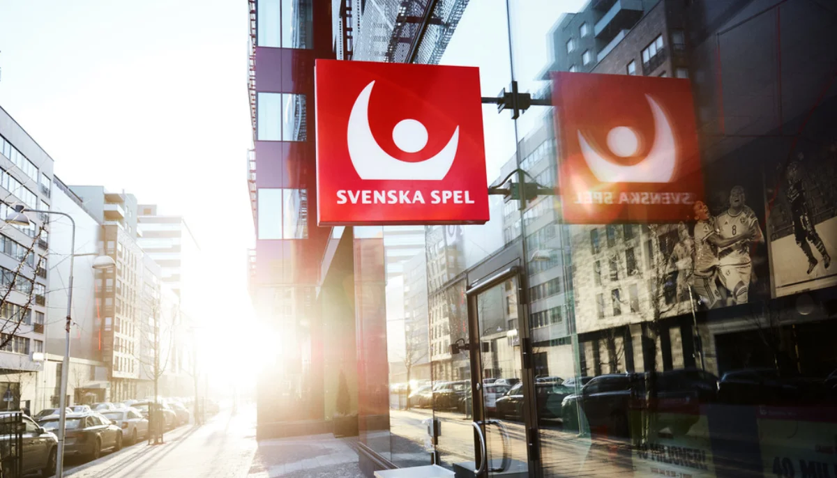 Svenska Spels röda skylt utanför bolagets kontor i stadsmiljö.