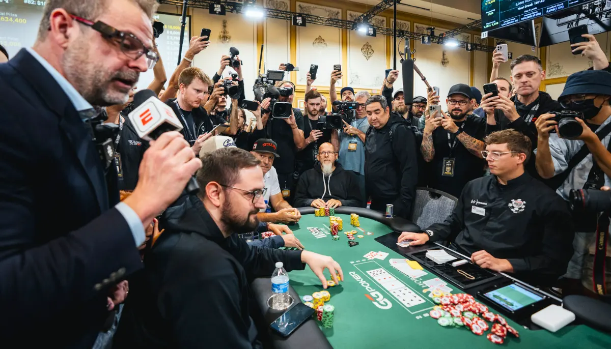 ESPN-reporter och fotografer runt ett pokerbord under WSOP Main Event 2026-